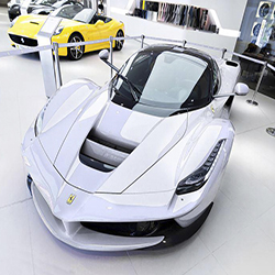 Специальная серия белых гибридных «Ferrari» для продажи в Дубае